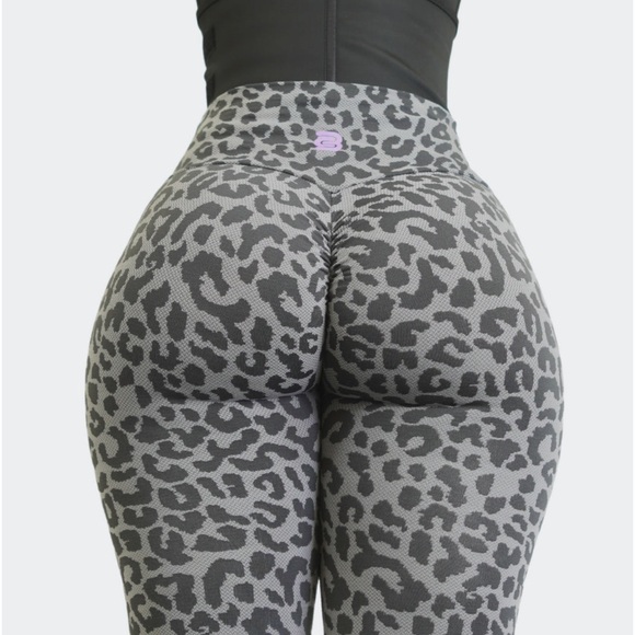 NWT Cake Body Leopard Print Seamless Scrunch Booty Leggings - Picture 2 of 8